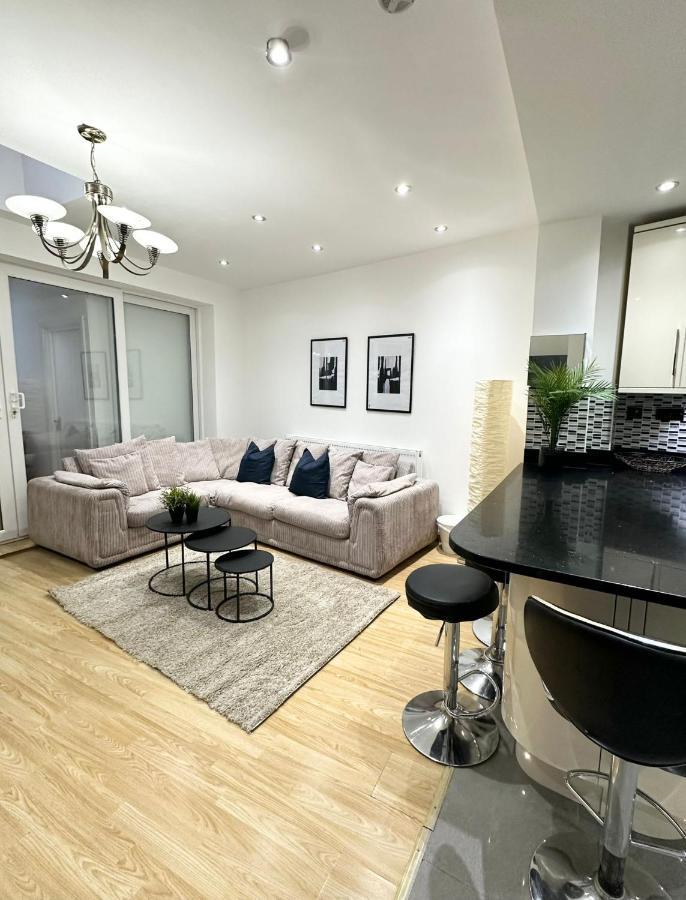 Relaxing Room In Spacious House London Exterior photo